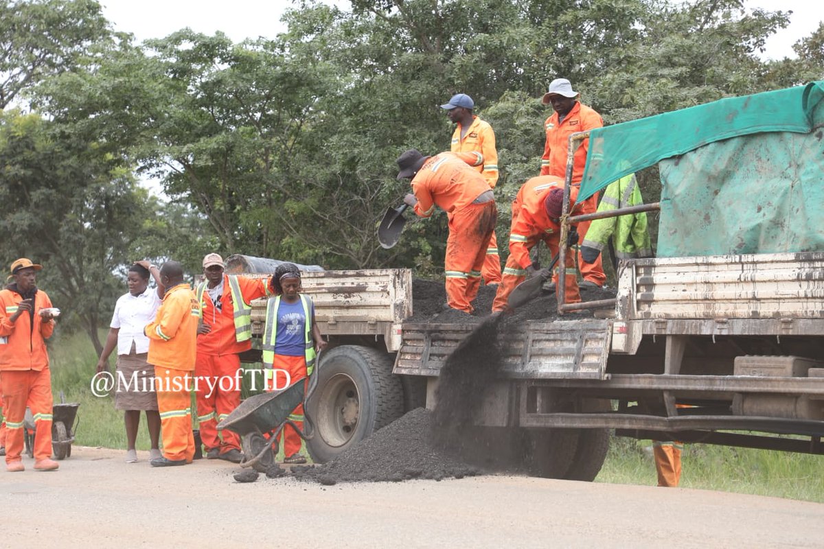 MinistryofTID's tweet image. #RoadWorksUpdate
Pothole patching is currently in progress along Seke Road, from the Unit H turn-off to Makoni Shopping Centre in Chitungwiza.

This essential maintenance aims to smoothen your journey and improve road safety for everyone. Please expect minor delays in the area…