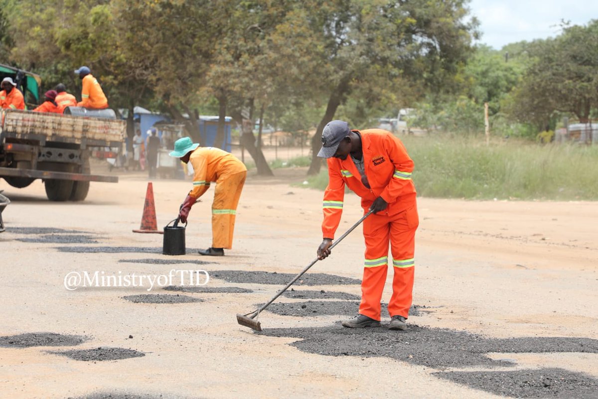 MinistryofTID's tweet image. #RoadWorksUpdate
Pothole patching is currently in progress along Seke Road, from the Unit H turn-off to Makoni Shopping Centre in Chitungwiza.

This essential maintenance aims to smoothen your journey and improve road safety for everyone. Please expect minor delays in the area…
