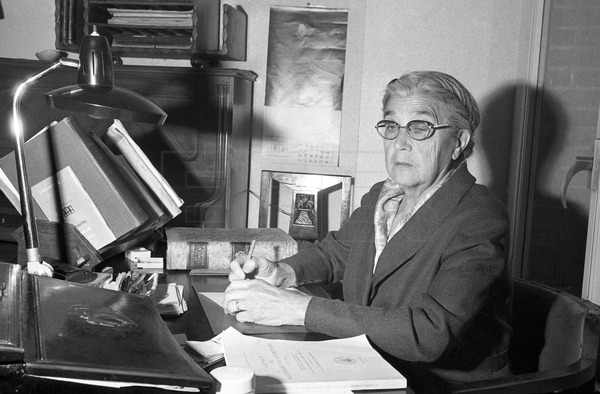 45 años sin María Moliner, filóloga y bibliotecaria, autora del Diccionario de uso del español, obra fundamental por su claridad, rigor y enfoque práctico, considerada una de las mayores aportaciones a la lexicografía en español. #EFEfototeca