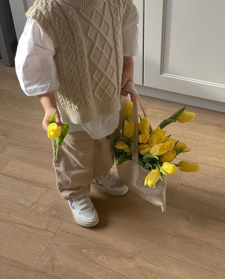 Hace mucho no comparto algo de Kaito, pero aprovecho que le llevará florecitas a la cama a su mami Sho.