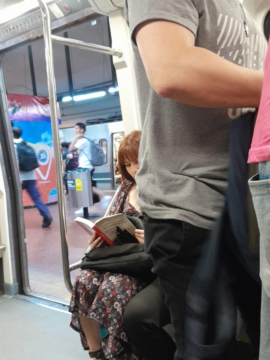 sublecturas's tweet image. "La extraña no muerte del neoliberalismo libro", de Colin Crouch en la #LíneaE