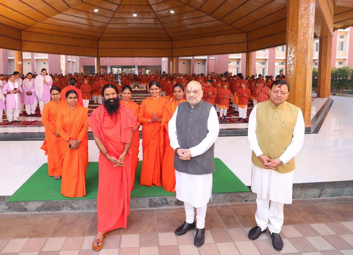 हरिद्वार में स्थित 'पतंजलि गुरुकुलम' एक ओर जहाँ युवाओं को भारतीय मूल्य-आधारित शिक्षा के लिए प्रेरित कर रहा है, वहीं उन्हें स्वस्थ जीवनशैली एवं शारीरिक फिटनेस के प्रति भी जागरूक बना रहा है। आज 'पतंजलि गुरुकुलम' के शिक्षकों और विद्यार्थियों से भेंट की।

नई पीढ़ी को शांत व आधुनिक