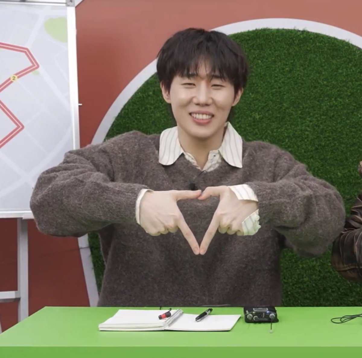 엄지 엄청길고,하트는 세모