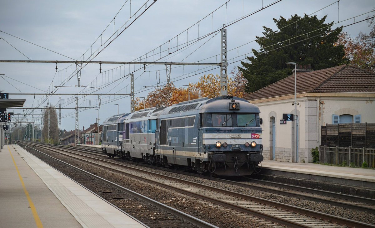 Instant #trainspotting !

Voici le passage en gare de #Beaune, de la BB67590, 67416 et la 67446 qui retournent à Villeneuve-St-George, après avoir acheminé la #CC80001. Le 30 Novembre 2022