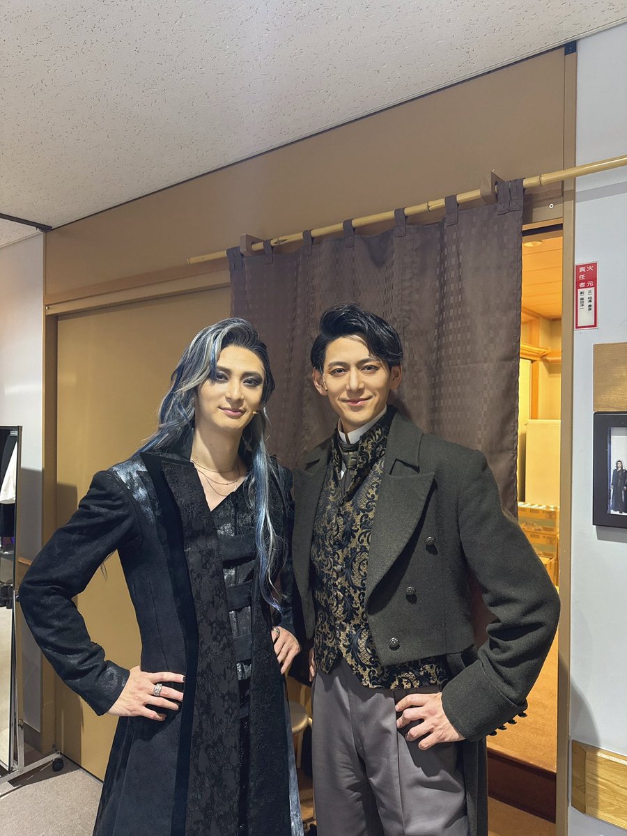 エリザベート本日も誠にありがとうございました
今日で100公演
ロングランだとどうしても前回のエリザベートを思い出してしまいますが残り12公演も上演できますように
毎回皆様の拍手、声援、応援からとてもエネルギーいただいています
100回記念公演は雄大トートと！
たまに見せる笑顔が可愛い🥰