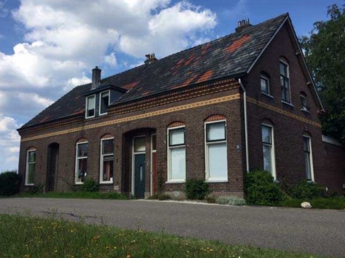 Te koop bij inschrijving! In Arnhem: de woningen Huissensedijk 5-7. Zijn jullie professioneel werkend kunstenaars/cultureel ondernemers? Voor deze dijkhuisjes zoeken we creatieve nieuwe eigenaren die hier willen wonen én werken. Alle info op vastgoedplein.nl/huissensedijk5…