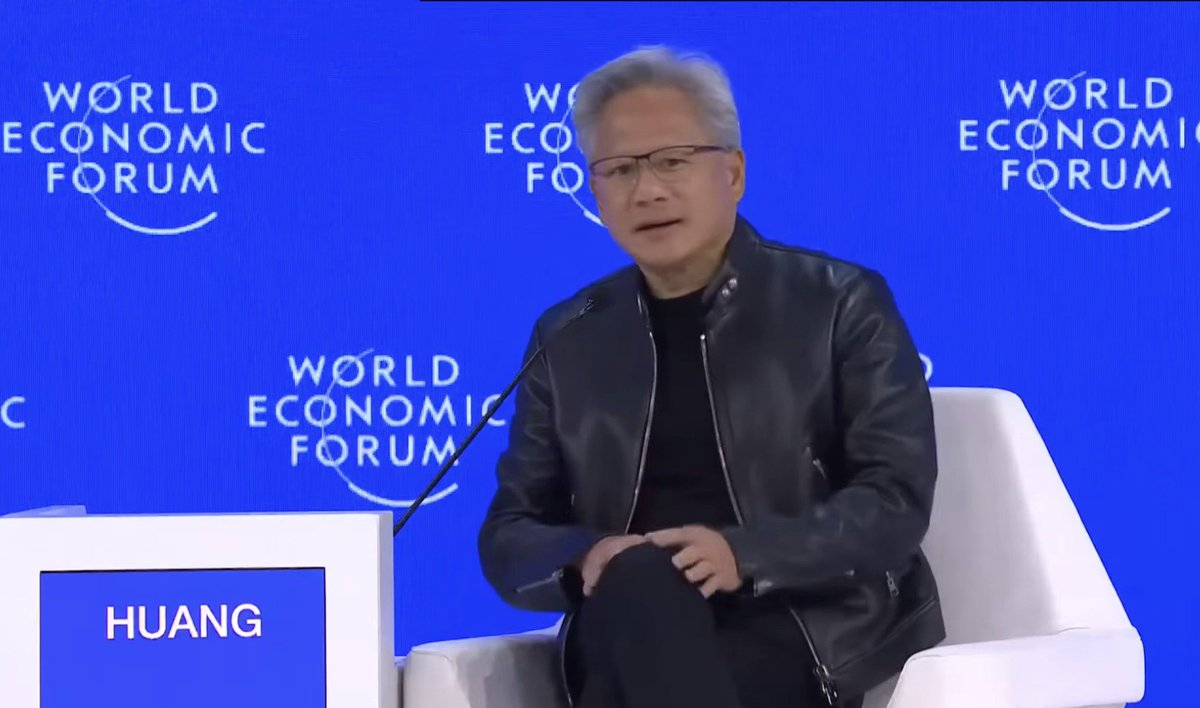 Eig_Banphot's tweet image. บทสนทนาเปลี่ยนโลกของ Jensen Huang และ Larry Fink ที่คนไทยห้ามพลาด
.
.
ลองจินตนาการภาพบรรยากาศบนเวทีใหญ่ที่คนทั้งโลกจับตามอง เมื่อ Larry Fink ผู้กุมบังเหียนการเงินโลกจาก BlackRock ได้แนะนำชายผู้ที่เขายกย่องว่าเป็นทั้ง "ครู" และ "ผู้นำ" ในโลกเทคโนโลยี นั่นคือ Jensen Huang แห่ง…