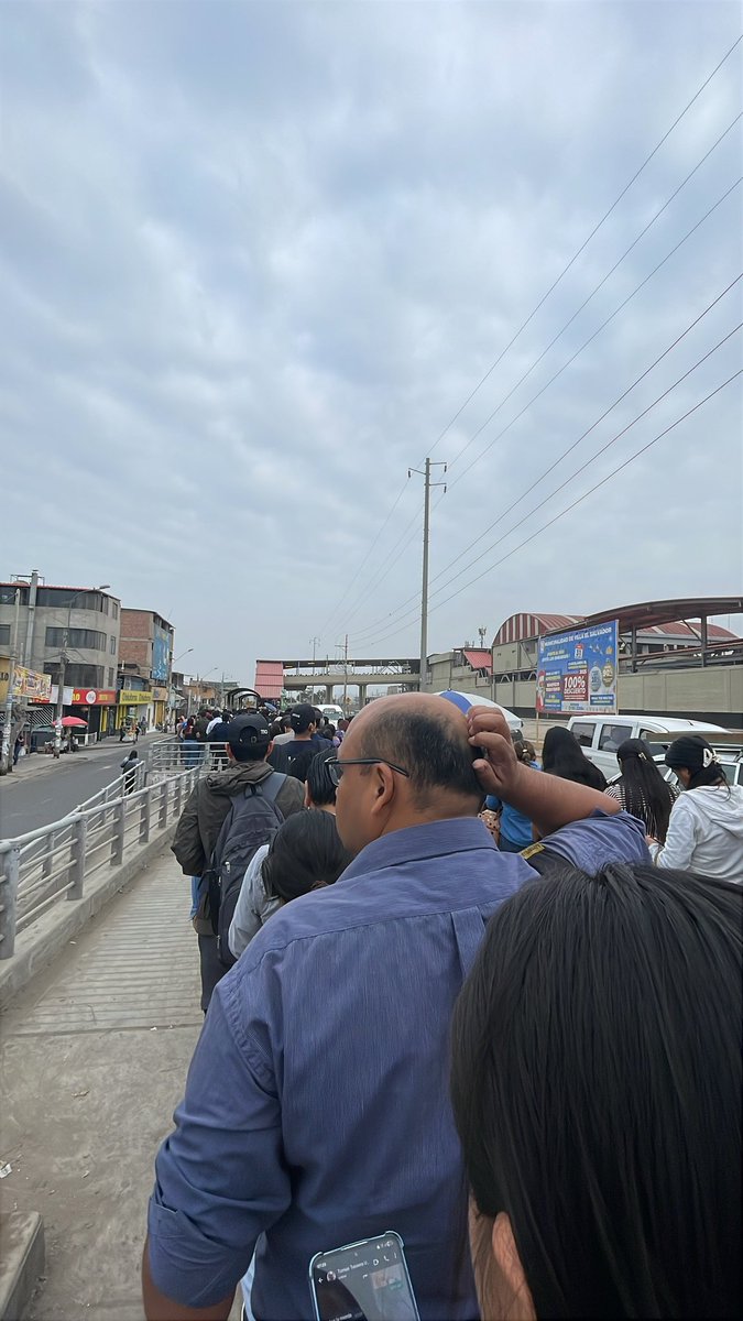 JulioLican's tweet photo. Súper cola en estación Villa El Salvador #Linea1 https://t.co/GzMrDJIzmC