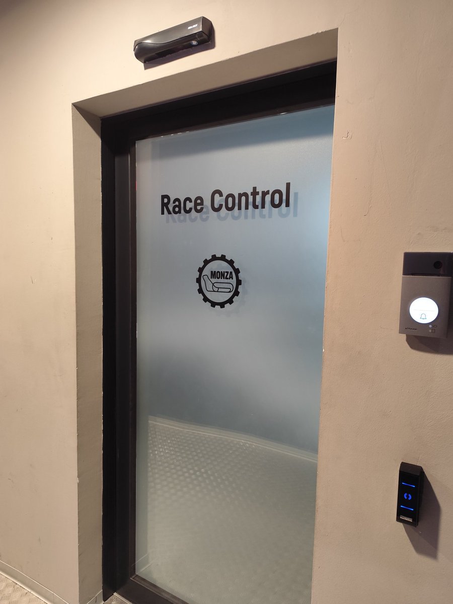 Que en la sala del director de carrera del circuito de Monza tengan un santo....

<a href="/charlygp/">Charly Barazal</a>