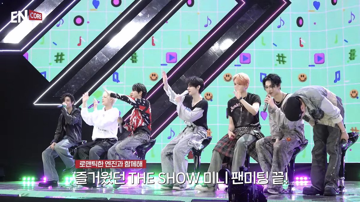 rockchicqt's tweet image. jay’s 90-degree bow 🫳🏻