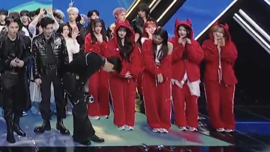 rockchicqt's tweet image. jay’s 90-degree bow 🫳🏻