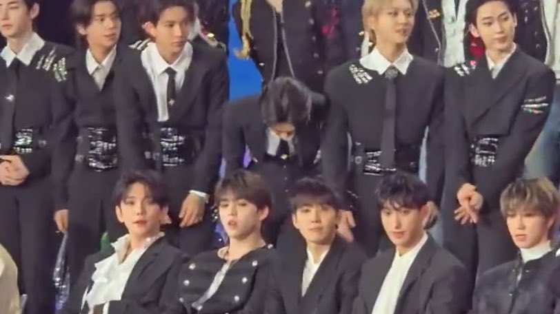 rockchicqt's tweet image. jay’s 90-degree bow 🫳🏻