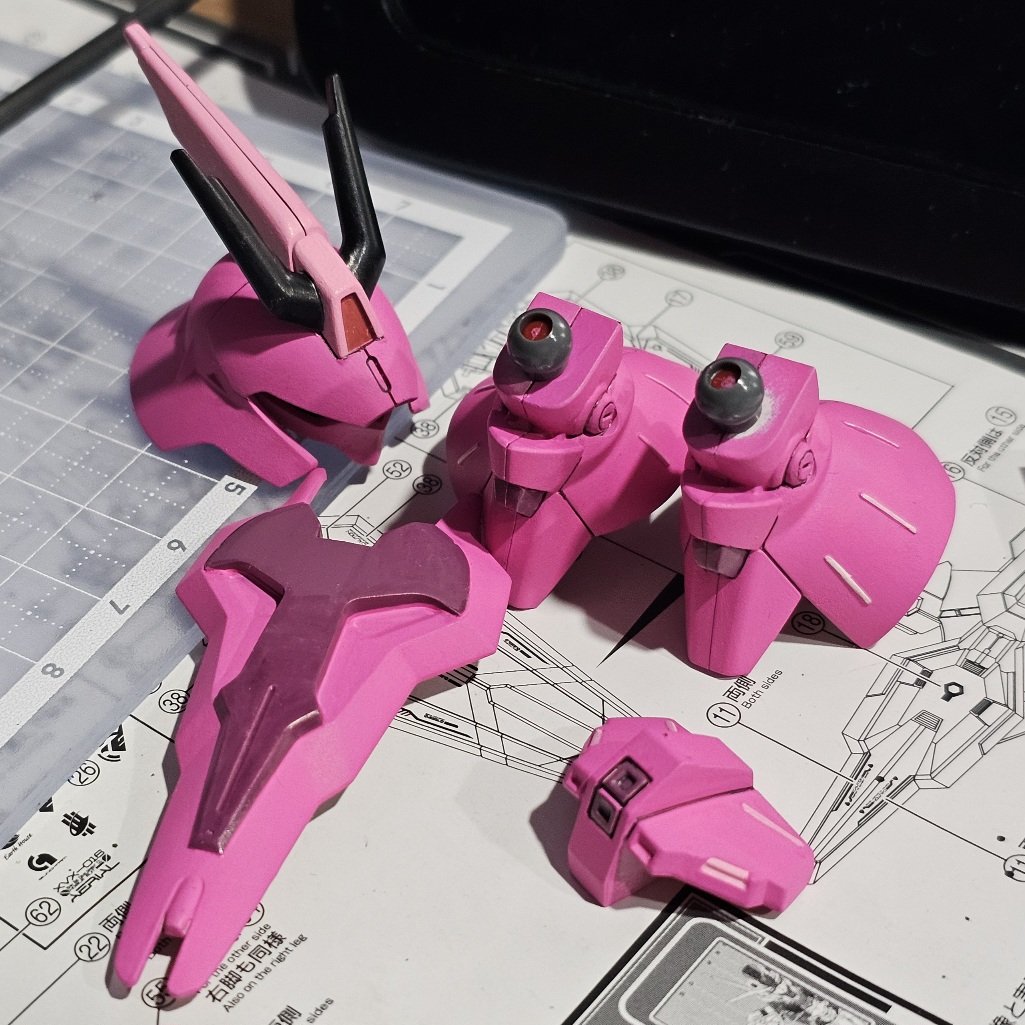 아직까진 거의 통짜 도색이라 빠르게 진행중
이제 고민지점은 먹선을 얼마나 그을지..