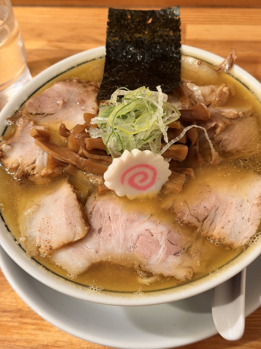 there is ramen @荻窪 チャーシュー麺🍜1380円 本日2杯目🌙 煮干しが