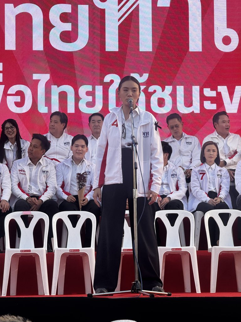 barkiebobble's tweet image. another ท่ายืนหลอกเอาคะแนนชายแก่