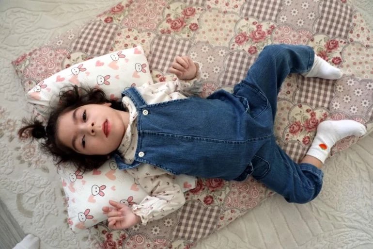 2021 yılında meydana gelen skandal olayda Deniz bebeğin bacağının kırıldığı, şiddetin bunun üzerine hastane tarafından tespit edildiği öğrenildi.

Hastanenin olayı gizlediği ortaya çıktı.

Mağdur aile, 5 günlük bebeklerine uygylanan şiddeti 3 yıl sonra hemşire için açılan dava