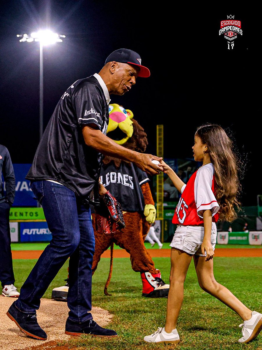 Para mi, la foto de la noche de <a href="/EscogidoBBClub/">𝐄𝐬𝐜𝐨𝐠𝐢𝐝𝐨 𝐁𝐚𝐬𝐞𝐛𝐚𝐥𝐥 𝐂𝐥𝐮𝐛</a> 

Reconocer  SIEMPRE lo importante que fue Moisés para la organización y lo que han hecho esta temporada con "La Hermosa Escogidista" son de las cosas que siempre estarán bien en el béisbol 

#LIDOM ❤️🦁