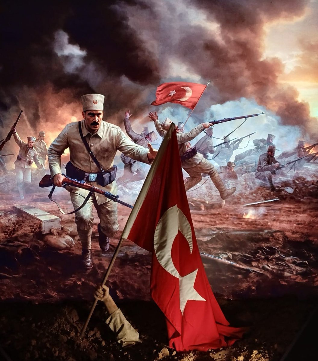 “Dalgalan sen de şafaklar gibi ey şanlı hilâl;
Olsun artık dökülen kanlarımın hepsi helâl.
Ebediyen sana yok, ırkıma yok izmihlâl:
Hakkıdır, hür yaşamış bayrağımın hürriyet;
Hakkıdır, Hakk’a tapan milletimin istiklâl!“