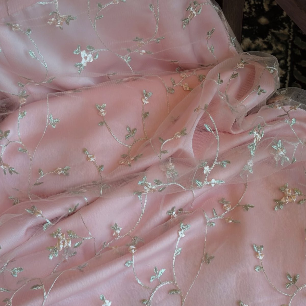 ใครชอบแบบคัตติ้งสวย อกเป็นอก เอวเป็นเอว ผ้าน่ารักแบบมี texture แนะนำเดรสตัวนี้อีกตัว เหมือนหลุดออกมาจากเรื่อง bridgerton เป็นทุ่งดอกไม้เร้กๆ เดินแล้วเท้าไม่ติดพื้น 🤌🏻