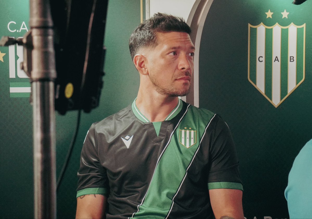 CAB_oficial's tweet image. #Banfield presentó sus nuevas camisetas para la Temporada 2026 ✅

🔗 + info: clubabanfield.org/banfield-prese…