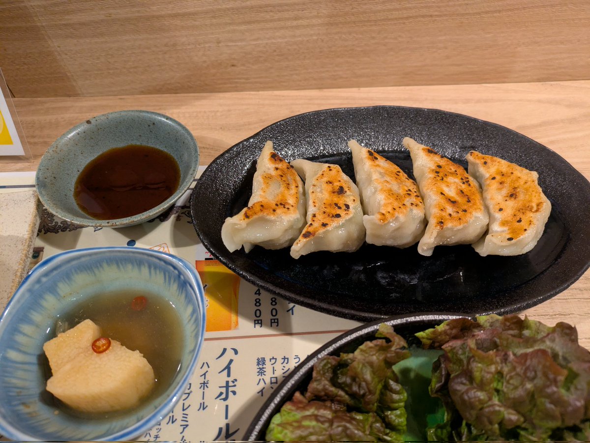 月２ディナーでまた[ずん太゛]さんへ行って来た😄
ずん太゛むすび、ポテトサラダ、唐揚げ、焼き餃子を頂きました😋
干し海老の入ったむすび、めっちゃ美味しかった😋メニューに無いポテトサラダは酸味も丁度良く美味しかった😋
群馬から帰って来た、こおりさんとも話しちゃった😊有難う御座いました☺️
