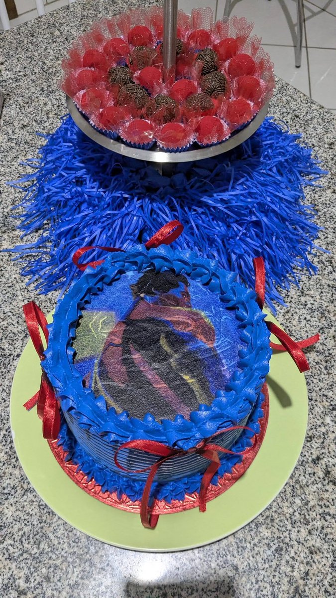I was a little hesitant to post this, but I think it's worth showing 🥺
My (homemade) Bday cake ❤️💙
.
#MiguelOHara #Spiderman2099