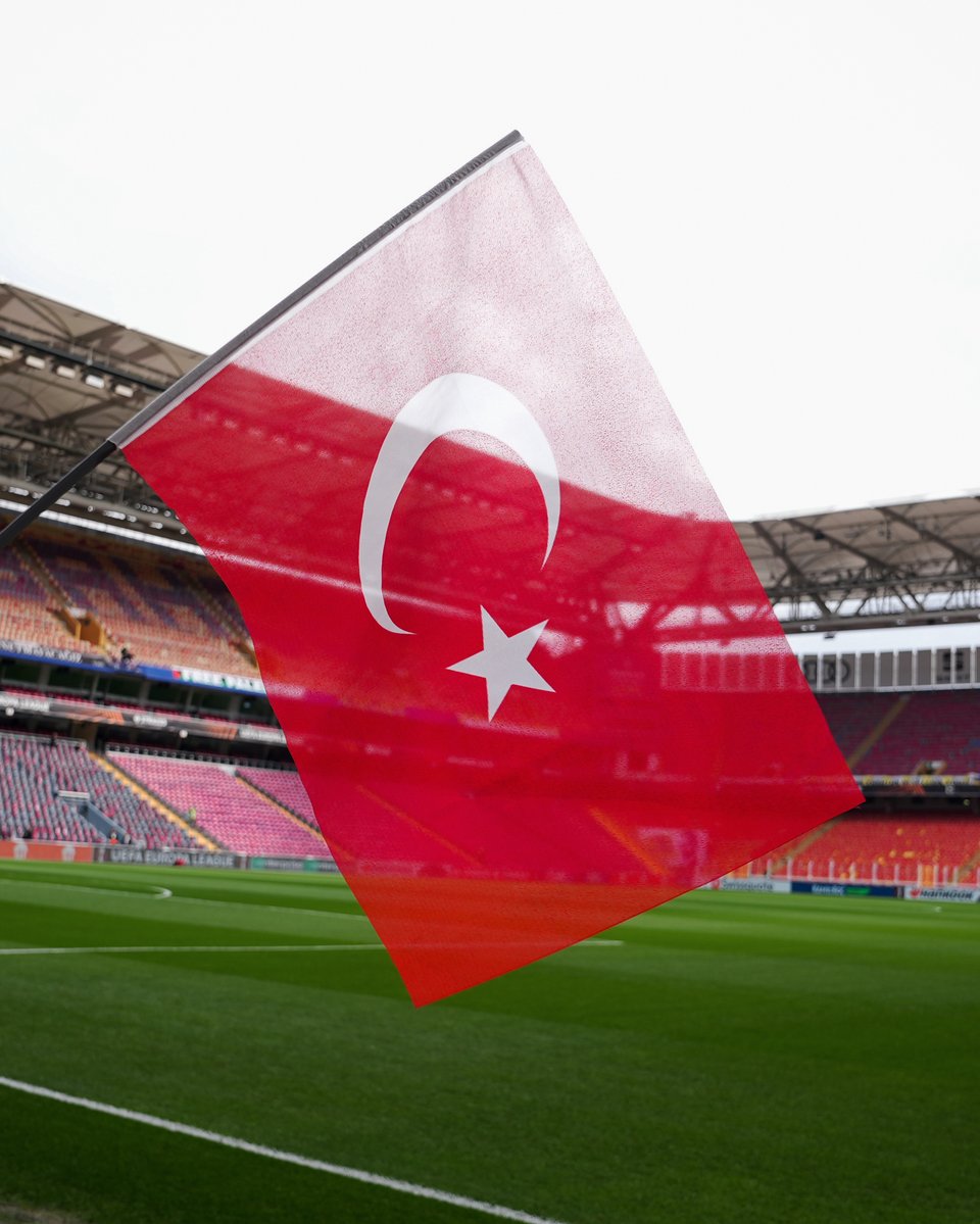 Fenerbahce's tweet image. 🇹🇷 20.45’te Kadıköy’de omuz omuzayız!