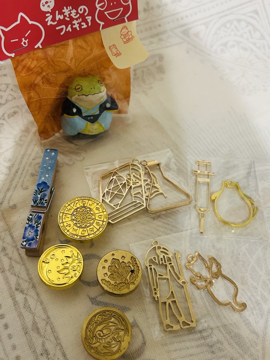 nyaaan8599's tweet photo. 一色商店様でのお迎え品✨

レジン枠・シーリングスタンプヘッド
@cha2maro_usagi さん
花のアートクリップ
@MinaArt3 さん
福助カエルさんの置物
@ranucla さん

#干支と縁起物展
#一色フリマ
#一色商店常設展 

全部かわいい！
文字数あるのでツリーに続きます𓂃✍︎ https://t.co/vlcB9b80Qu