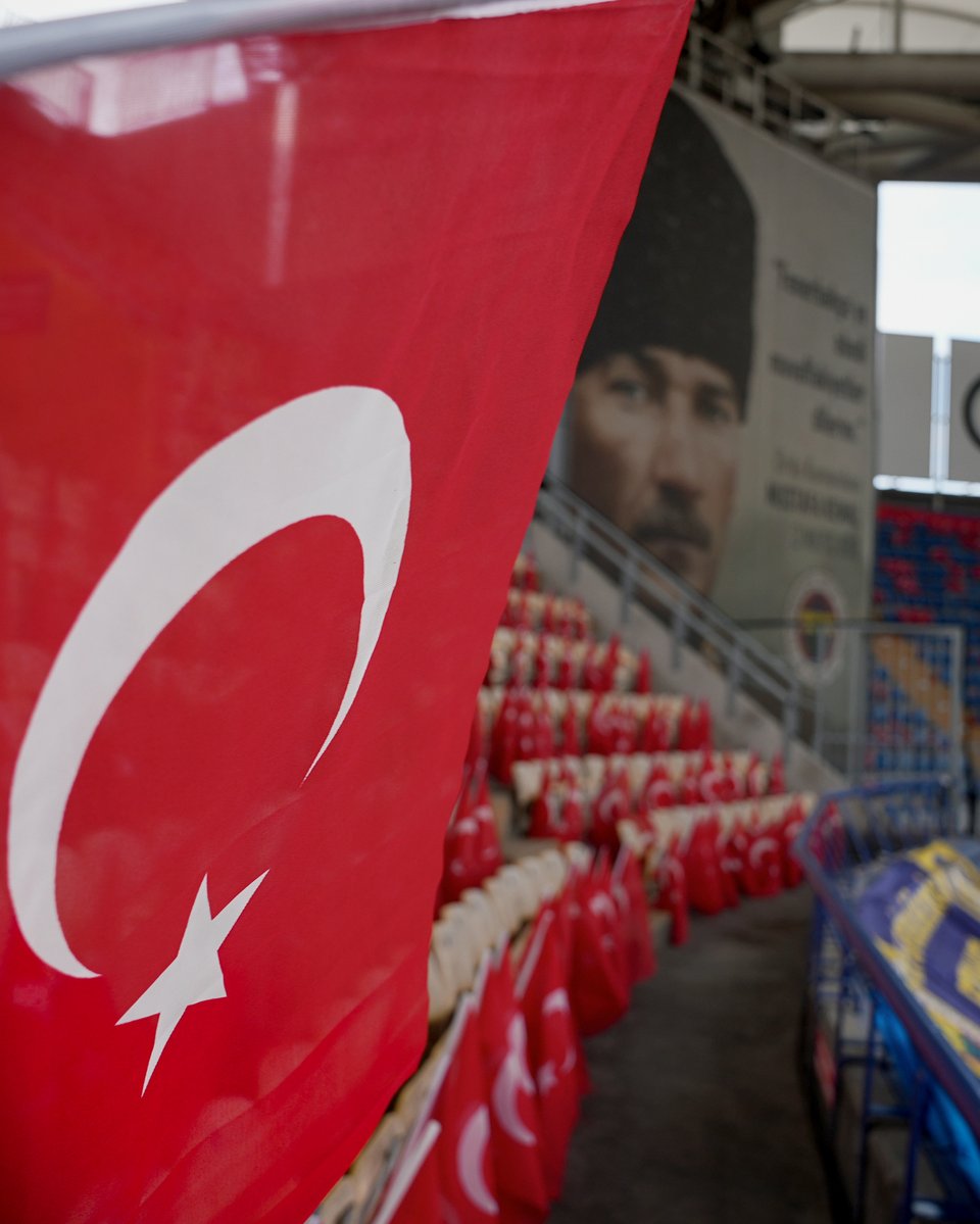 Fenerbahce's tweet image. 🇹🇷 20.45’te Kadıköy’de omuz omuzayız!