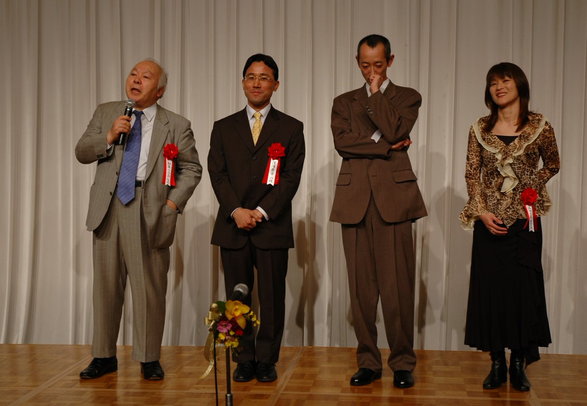 2007年4月、羽生善治選手権者に阿久津主税五段が挑んだ第25回朝日オープン将棋選手権五番勝負。福岡で行われた第１局で立会人を務めていただきました。検分のあと、両対局者が去ると加藤九段は入念に座布団の位置などを整えていました。