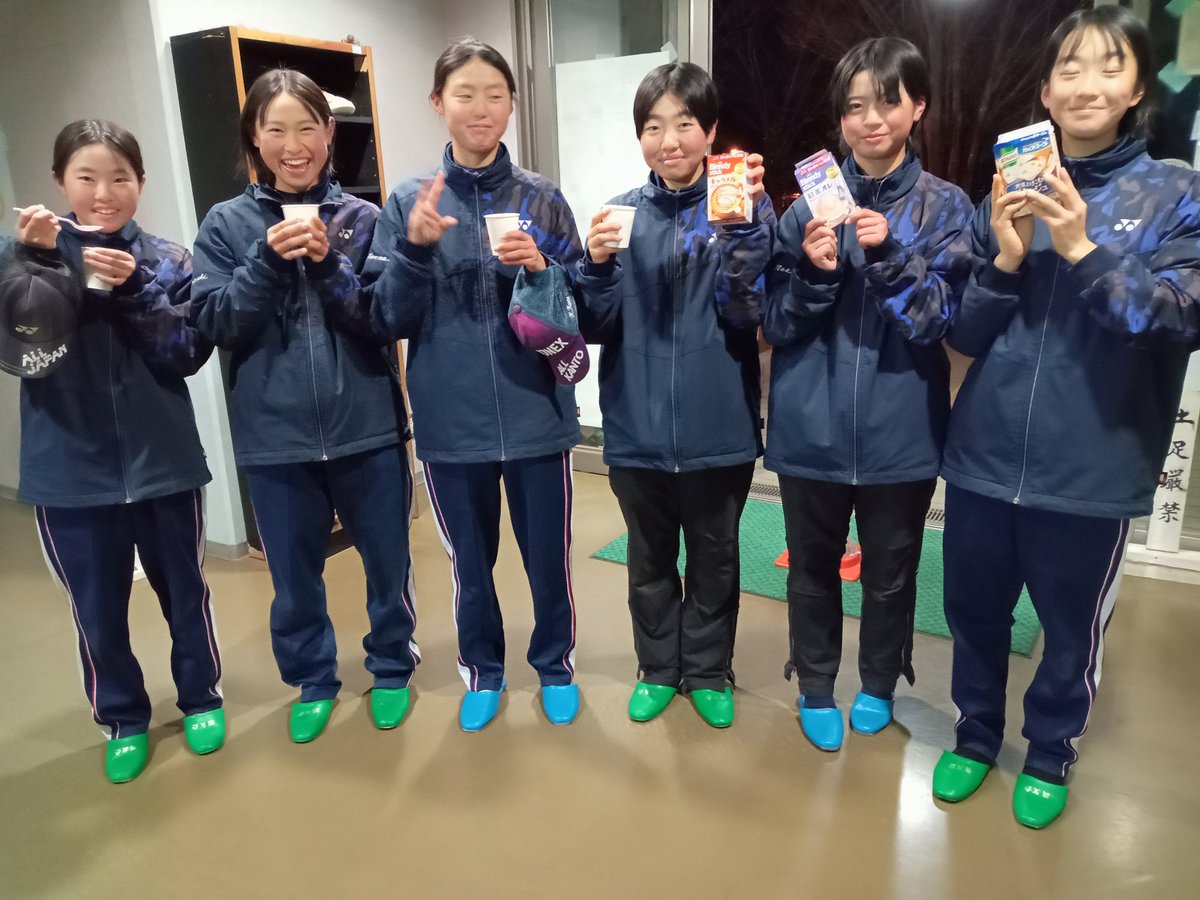 今日は極寒マイナス気温での練習！

風も吹き、体感温度はさらにかなり低い😢　と、思うのは私だけ💧

子どもたちは、どんどん薄着になってプレーする!?　いつでも全力プレーだからか!?

私が寒さに耐えきれず、みんなでホットタイム😂

笑顔の時間！