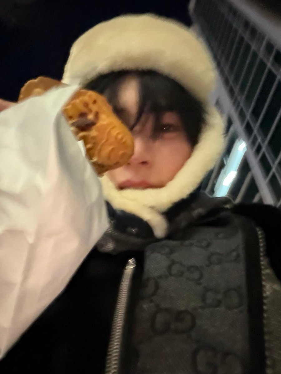 hamtext's tweet image. 260122 🐹💬

- 📸
“finally bungeoppang..”
“and i even got kimchi bungeoppang”
“did you enjoy watching our self-produced content as well?”
“i ate with gunwook and i just got back toooo”
“we ate meat ㅎㅎ”