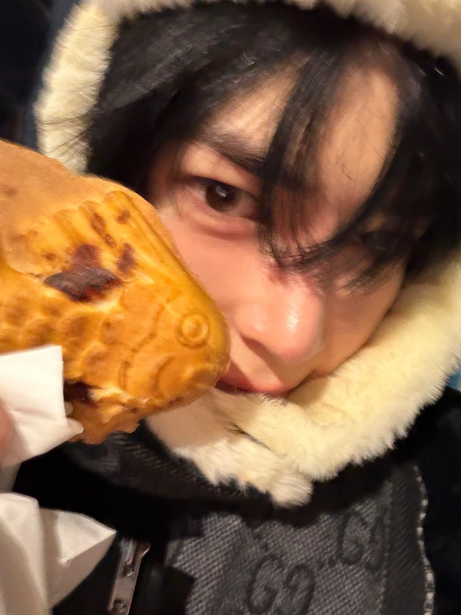 hamtext's tweet image. 260122 🐹💬

- 📸
“finally bungeoppang..”
“and i even got kimchi bungeoppang”
“did you enjoy watching our self-produced content as well?”
“i ate with gunwook and i just got back toooo”
“we ate meat ㅎㅎ”