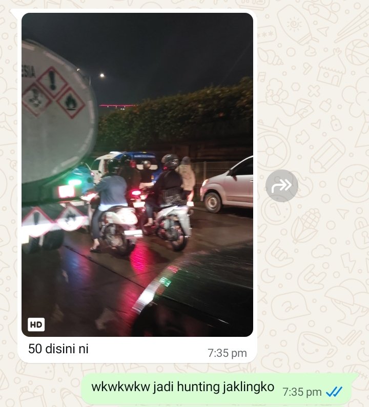 kami berdua menyerah memutuskan naik ojol, lalu laporan pas nemu jak lingko karena langka (alias gak lewat)