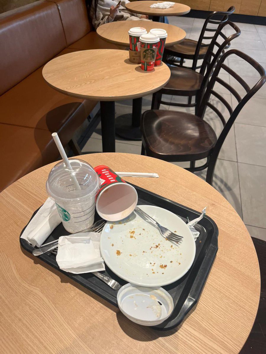 yankigundem's tweet photo. Olm bu starbucks self servis bi mekan kalkarken çöplerinizi atsanız ölür müsünüz aq https://t.co/IVah1OAWOx