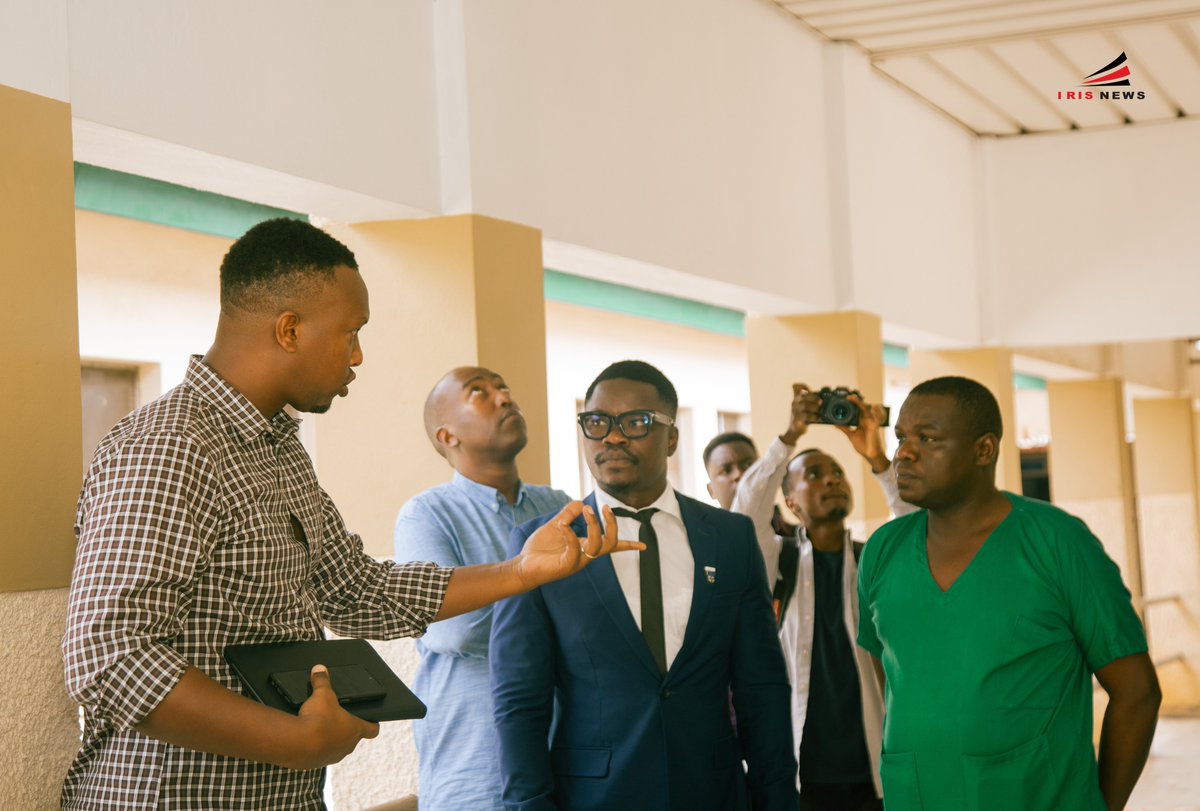 IrisNews_'s tweet photo. 👨🏽‍💼 S’exprimant à cette occasion, Emmanuel Okolotum, président du Rotary Club Bujumbura Great Lakes, a rappelé que le projet repose sur trois volets principaux :

👉 Le premier concerne la formation des ingénieurs biomédicaux, une étape déjà franchie. Le deuxième porte sur la rénovation du bâtiment de néonatologie, aujourd’hui presque achevée.

💬 "Nous espérons finaliser l’ensemble des travaux d’ici la fin de ce mois », a-t-il indiqué, précisant que le troisième volet concerne les équipements hospitaliers, déjà commandés. Leur arrivée reste toutefois tributaire des contraintes logistiques liées au transport. « Dès leur réception, nous reviendrons pour procéder à leur remise officielle à l’hôpital », a assuré Emmanuel Okolotum.

👌🏽 Selon lui, le projet progresse dans les délais et son impact est déjà perceptible, notamment sur la prise en charge des nouveau-nés, en particulier durant les heures de nuit.

#Burundi #IrisNews