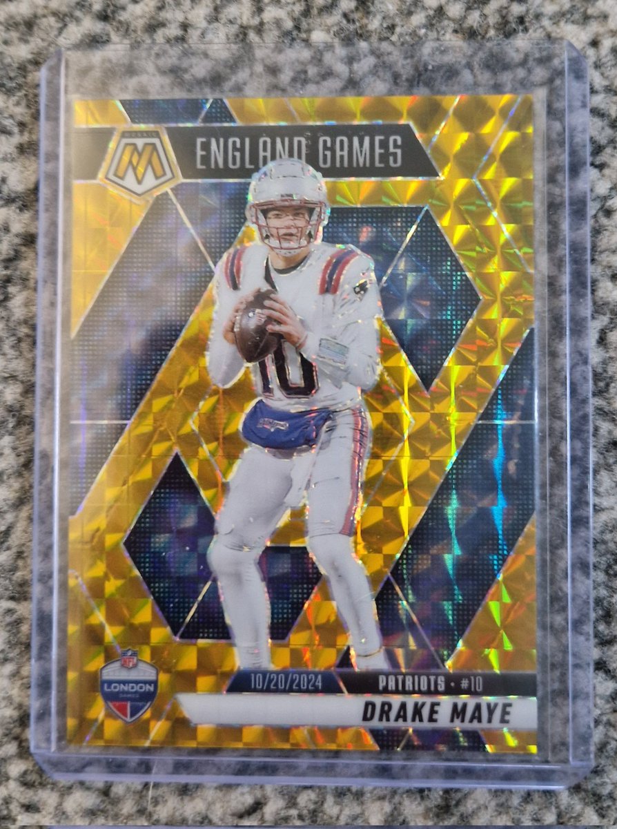 NFLRap's tweet image. 🚨 DRAKE MAYE 10/10 HAS ARRIVED! 🚨
​If you’re looking for a sign that Drake Maye is the "Chosen One," this is it. Check out this absolute 10/10 short-print from the 2025 Panini Mosaic "International Games" set—matching the jersey number of the man himself! 🏈🔟
​This beauty…
