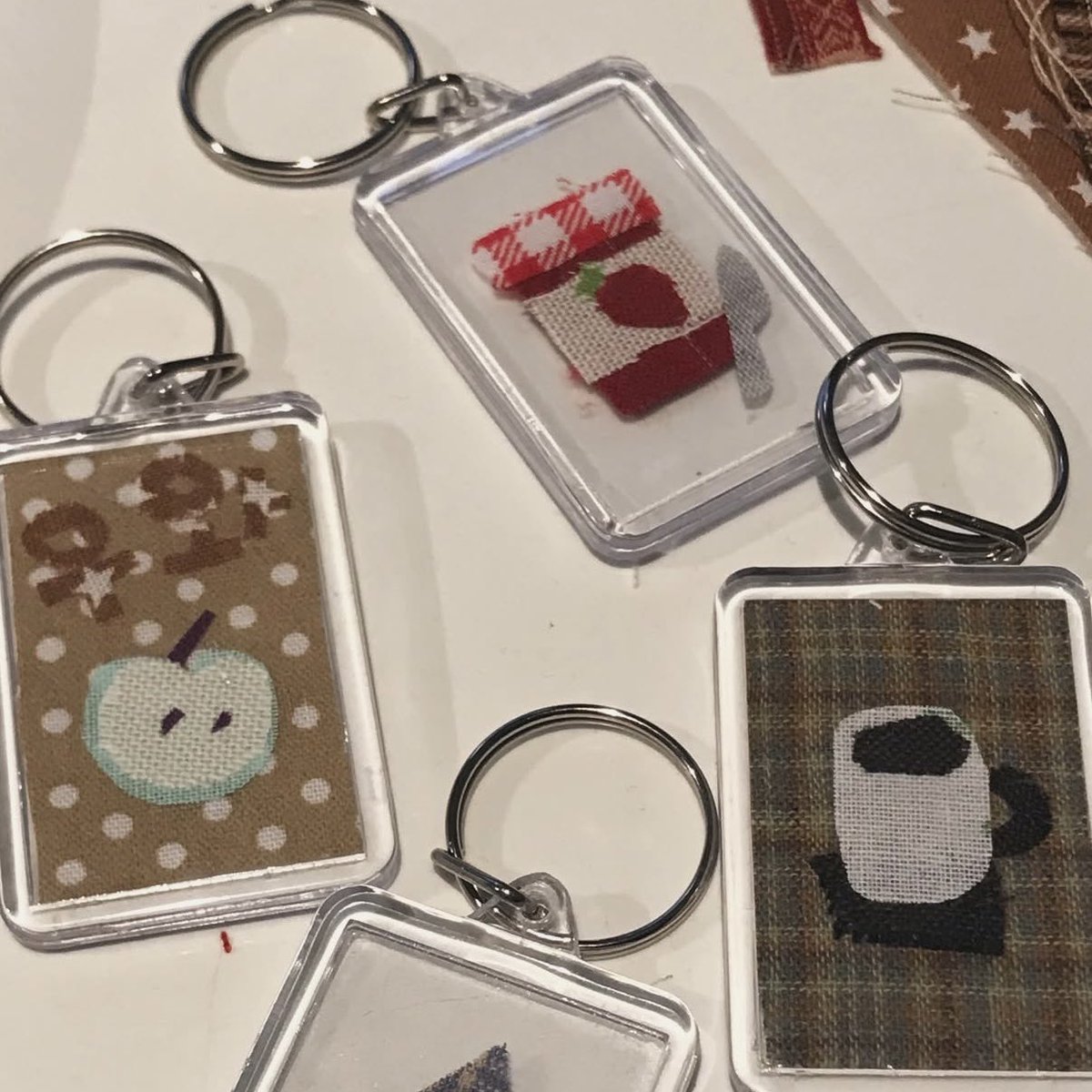 myoiiiie's tweet image. 칭구들 키링 만들기 시켜주면
자기는 그런 손재주 없다고 징징.
난 일단 만들어보라고 혼냄
근데 다 만든 결과물 보면 넘 이쁜 거지
그래서 몇 번이고 쳐다보며 좋아하는 게
넘 기엽고 아랑스러워서 친구들 만날 때마다 
꼭꼭 준비해간다 ❤︎⁠ 삐뚤빼뚤 잘려도 
조합해보면 귀여운 게 패브릭의 맛