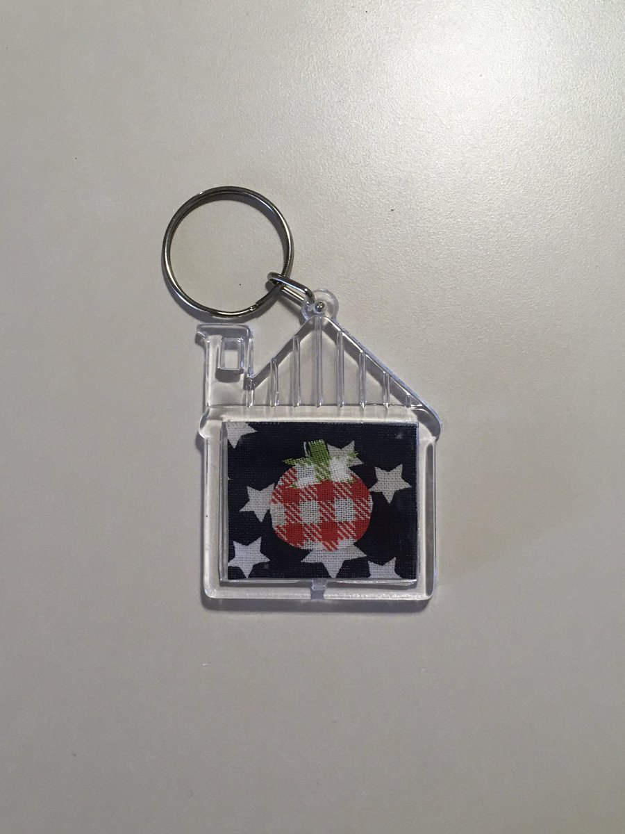 myoiiiie's tweet image. 칭구들 키링 만들기 시켜주면
자기는 그런 손재주 없다고 징징.
난 일단 만들어보라고 혼냄
근데 다 만든 결과물 보면 넘 이쁜 거지
그래서 몇 번이고 쳐다보며 좋아하는 게
넘 기엽고 아랑스러워서 친구들 만날 때마다 
꼭꼭 준비해간다 ❤︎⁠ 삐뚤빼뚤 잘려도 
조합해보면 귀여운 게 패브릭의 맛