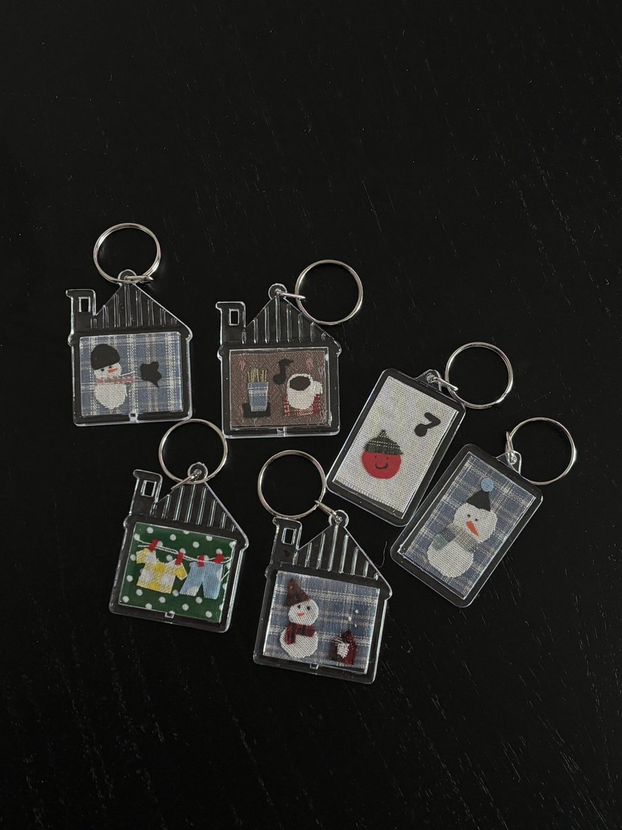 myoiiiie's tweet image. 칭구들 키링 만들기 시켜주면
자기는 그런 손재주 없다고 징징.
난 일단 만들어보라고 혼냄
근데 다 만든 결과물 보면 넘 이쁜 거지
그래서 몇 번이고 쳐다보며 좋아하는 게
넘 기엽고 아랑스러워서 친구들 만날 때마다 
꼭꼭 준비해간다 ❤︎⁠ 삐뚤빼뚤 잘려도 
조합해보면 귀여운 게 패브릭의 맛