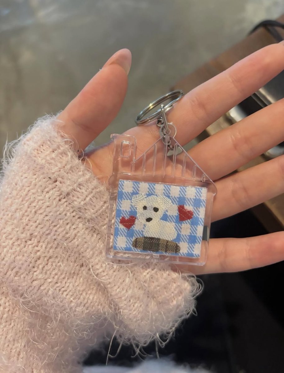 칭구들 키링 만들기 시켜주면
자기는 그런 손재주 없다고 징징.
난 일단 만들어보라고 혼냄
근데 다 만든 결과물 보면 넘 이쁜 거지
그래서 몇 번이고 쳐다보며 좋아하는 게
넘 기엽고 아랑스러워서 친구들 만날 때마다 
꼭꼭 준비해간다 ❤︎⁠ 삐뚤빼뚤 잘려도 
조합해보면 귀여운 게 패브릭의 맛