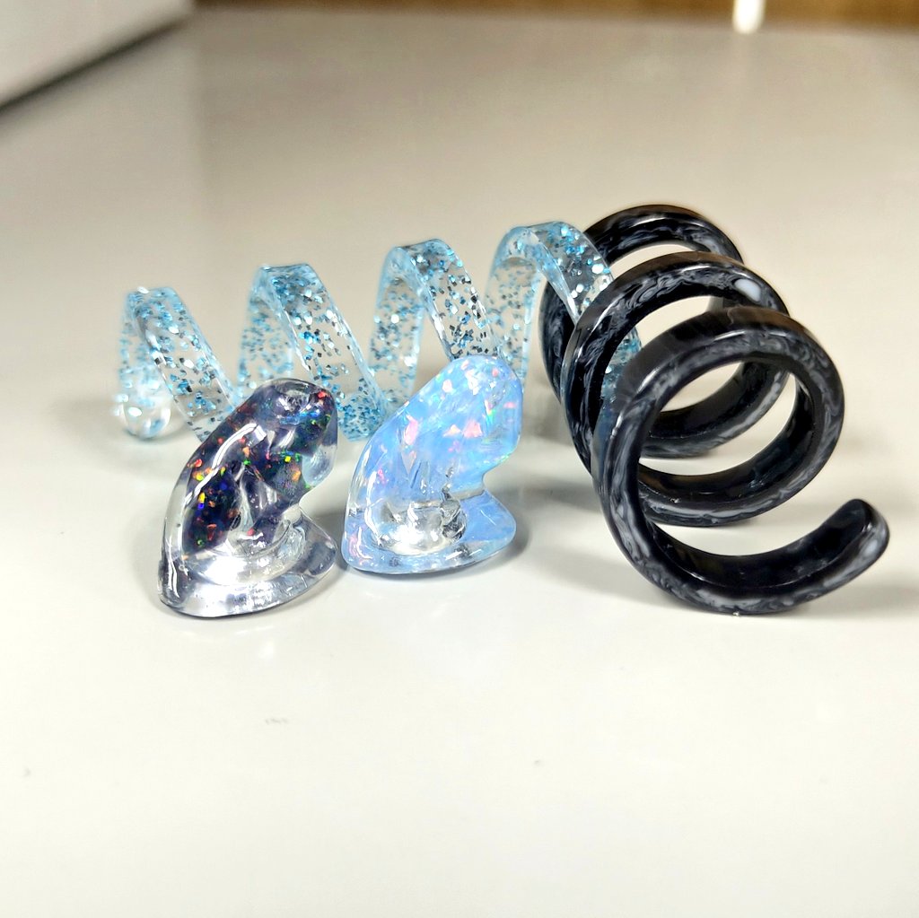 e_earphone_LAB's tweet image. ＼カラフル × カラフル🎨／

eA-Rの人気オプション、『OPAL Inclusion』
と、
カラバリたくさん！のケーブル留め『くるくる』

みなさんの推し概念カラーが組める…かも⁉️
もし推しカラーの展開がなければ、参考にしたいのでぜひお知らせくださいね🥹