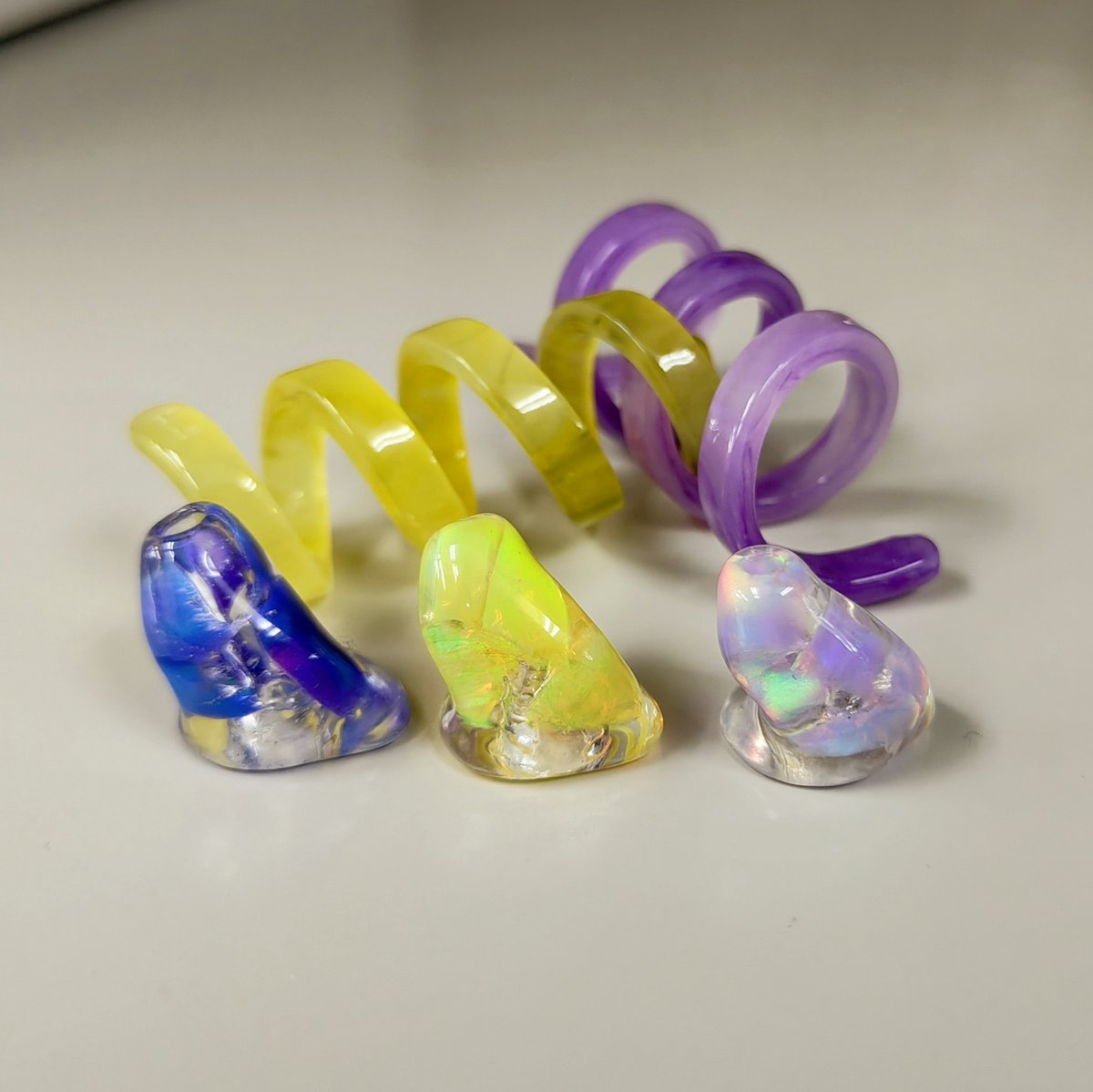 e_earphone_LAB's tweet image. ＼カラフル × カラフル🎨／

eA-Rの人気オプション、『OPAL Inclusion』
と、
カラバリたくさん！のケーブル留め『くるくる』

みなさんの推し概念カラーが組める…かも⁉️
もし推しカラーの展開がなければ、参考にしたいのでぜひお知らせくださいね🥹