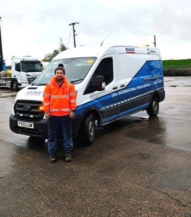 DAFTrucksUK's tweet image. Spotlight on another DAFaid hero. 🙌

Jay Hirst from @MotusDAF Doncaster is always ready for callouts, early starts and tough conditions, keeping drivers moving safely and efficiently.

Great work, Jay! 👏

#DAFaid #RoadsideAssistance #Doncaster #UK #Trucking #DAFTrucks