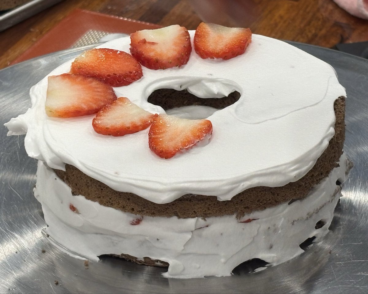 binzipi's tweet image. 겨울이 다 가기 전에 딸기케이크를 많이 먹어 둬야지•••💗