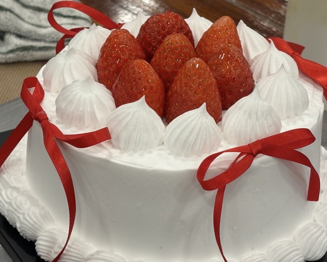 binzipi's tweet image. 겨울이 다 가기 전에 딸기케이크를 많이 먹어 둬야지•••💗