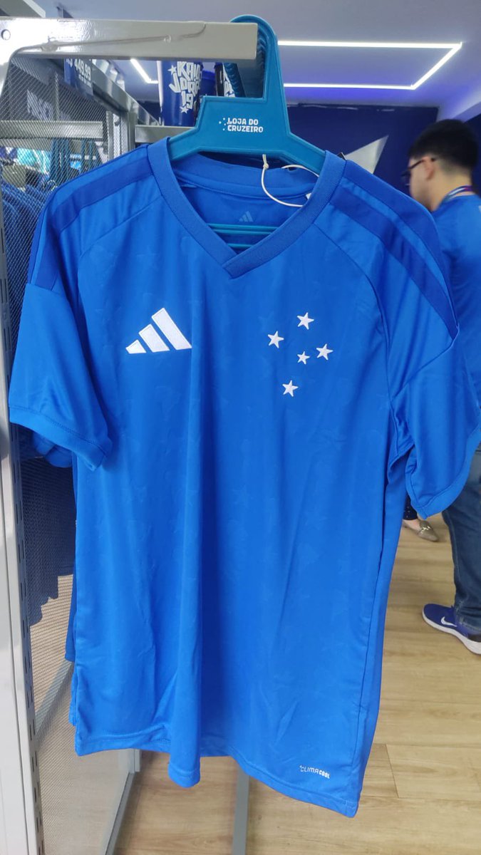 QGdoCruzeiro's tweet photo. A camisa nova do Cruzeiro está simplesmente perfeita pqp https://t.co/S7R8mAXVUR