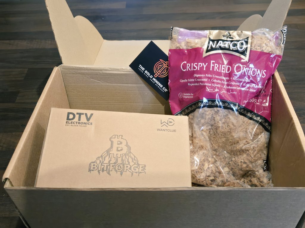 Mattofthehills's tweet photo. This really brightened my day 😅 I thought the box felt a bit heavy!!
@TheSoloMiningCo 
#iaskedforit 
#Bitforge https://t.co/Z7GXeE94zw