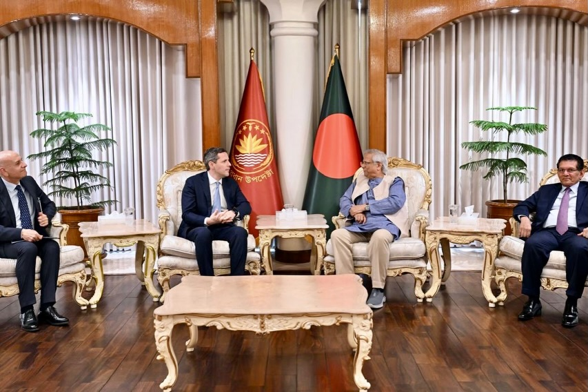DemhaDeshi's tweet photo. 🇧🇩🤝🇮🇹 @matteoperegodic, Under Secretary of @MinisteroDifesa paid courtesy calls on @ChiefAdviserGoB and chiefs of the Bangladesh Armed Forces on Tuesday. Meetings focused on defence cooperation, development of Bangladesh's military industry &amp; Indo-Pacific Region. https://t.co/nJSi9Vc5BS