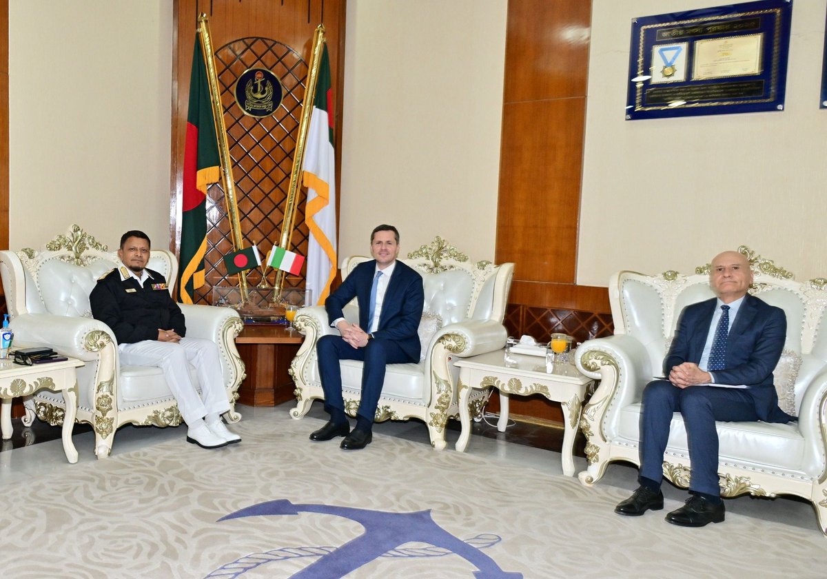 DemhaDeshi's tweet photo. 🇧🇩🤝🇮🇹 @matteoperegodic, Under Secretary of @MinisteroDifesa paid courtesy calls on @ChiefAdviserGoB and chiefs of the Bangladesh Armed Forces on Tuesday. Meetings focused on defence cooperation, development of Bangladesh's military industry &amp; Indo-Pacific Region. https://t.co/nJSi9Vc5BS